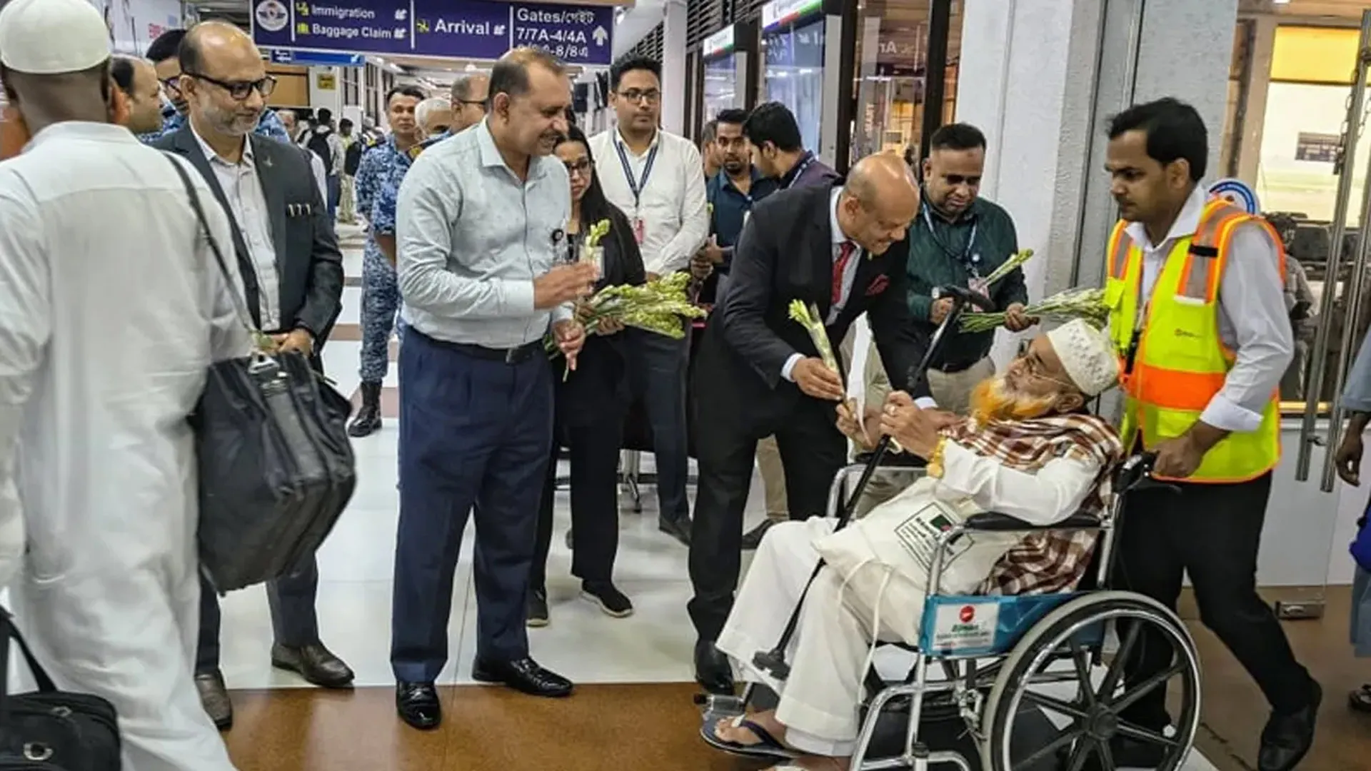 হজ শেষে প্রথম ফ্লাইটে দেশে ফিরলেন ৩৬৯ হাজি
